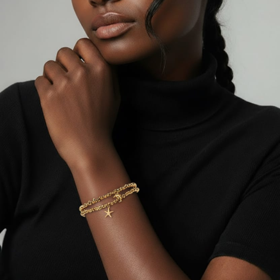 Bracciale in oro con perline metalliche e ciondoli decorativi