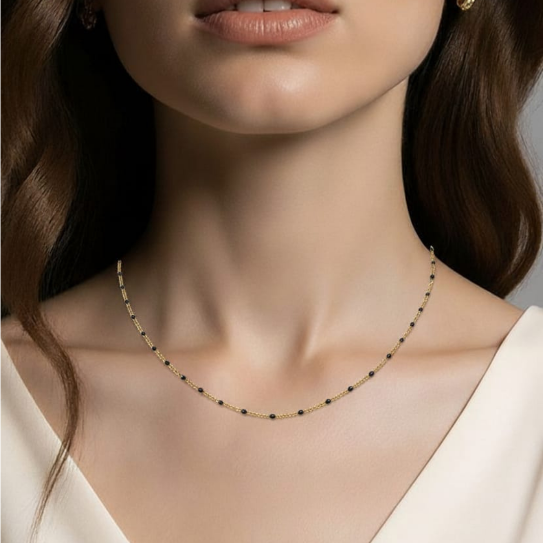 Collana in acciaio inossidabile placcato oro con piccole sfere smaltate nere – 40 cm