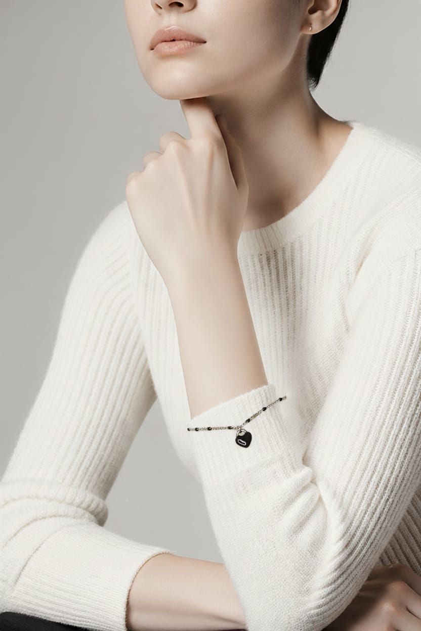 Bracciale in acciaio inossidabile con ciondolo a forma di cuore smaltato nero