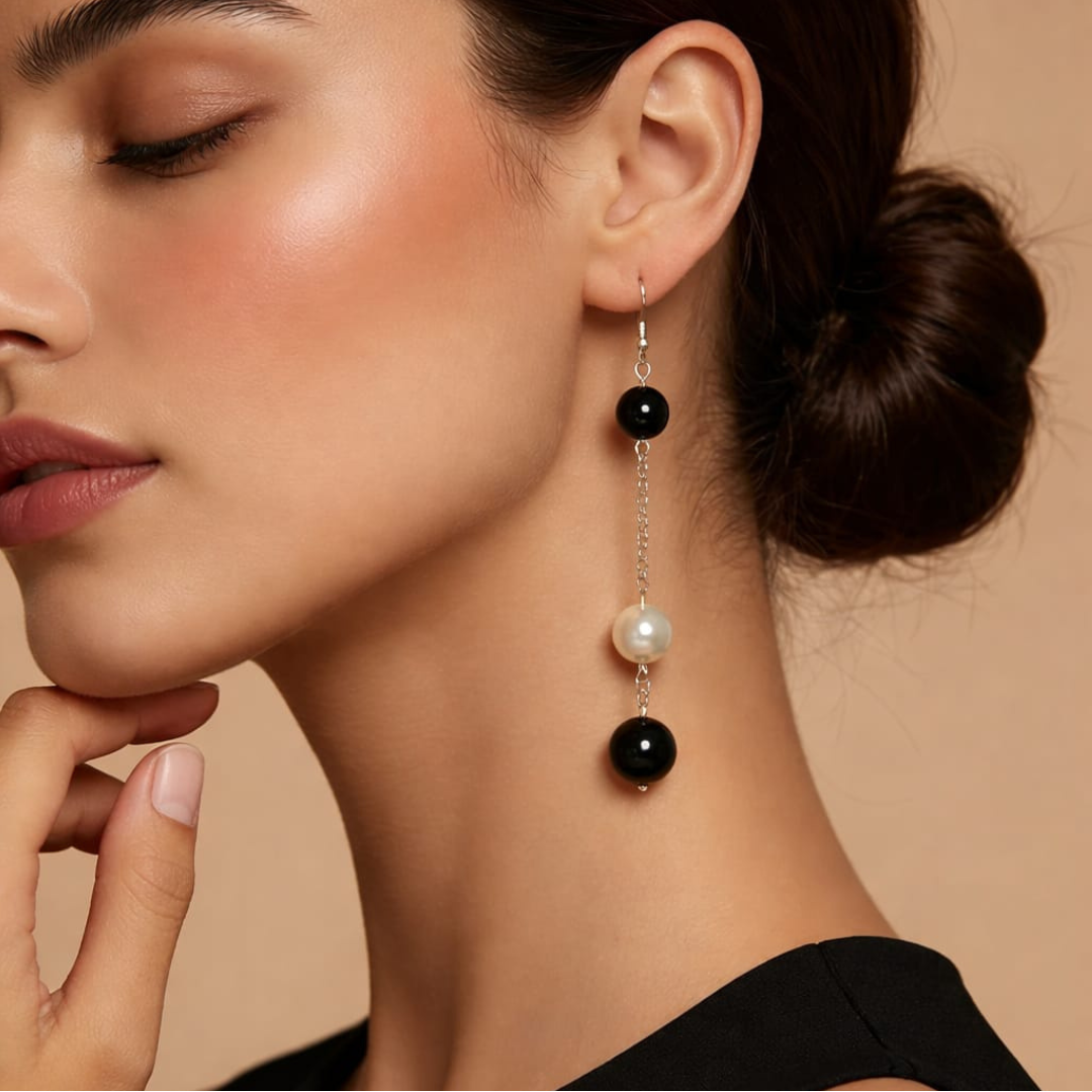 Orecchini con perle Swarovski bianche da 12 mm e onice nero da 10 mm e 14 mm con componenti in argento sterling 925