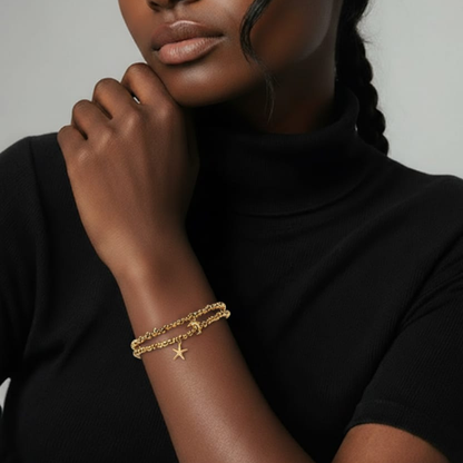 Bracciale in oro con perline metalliche e ciondoli decorativi