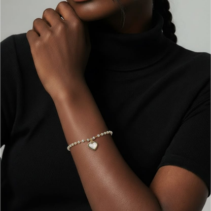 Bracciale in acciaio inossidabile dorato con perle bianche e ciondolo a forma di cuore in madreperla