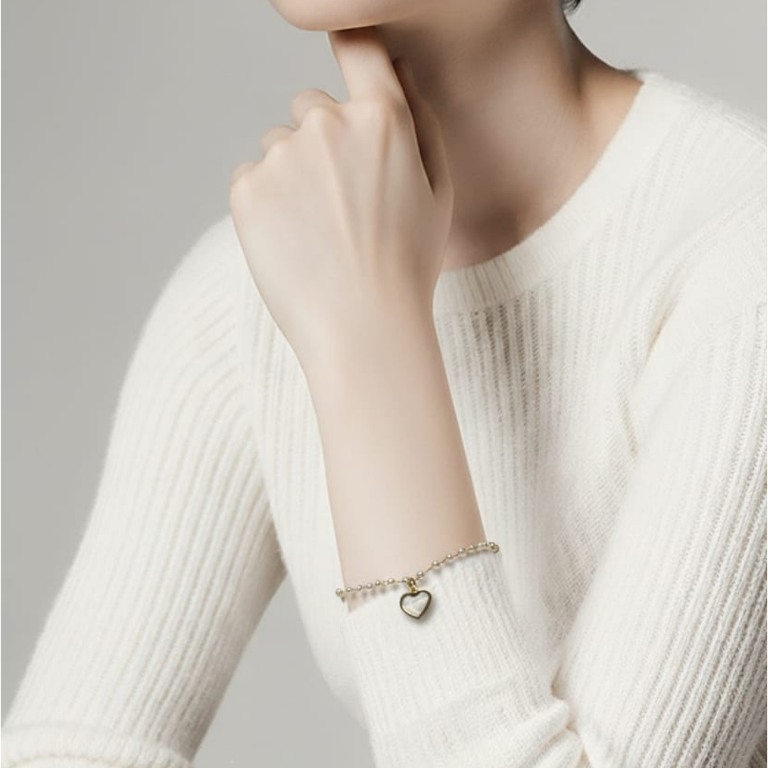 Bracciale in acciaio inossidabile dorato con perle bianche e ciondolo a forma di cuore in madreperla