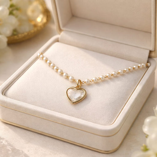 Collana in acciaio inossidabile placcato oro con perle bianche e ciondolo a forma di cuore in conchiglia naturale