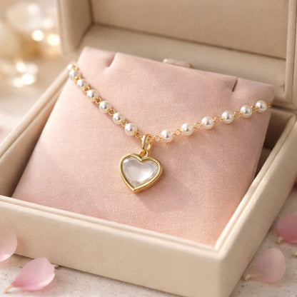 Bracciale in acciaio inossidabile dorato con perle bianche e ciondolo a forma di cuore in madreperla