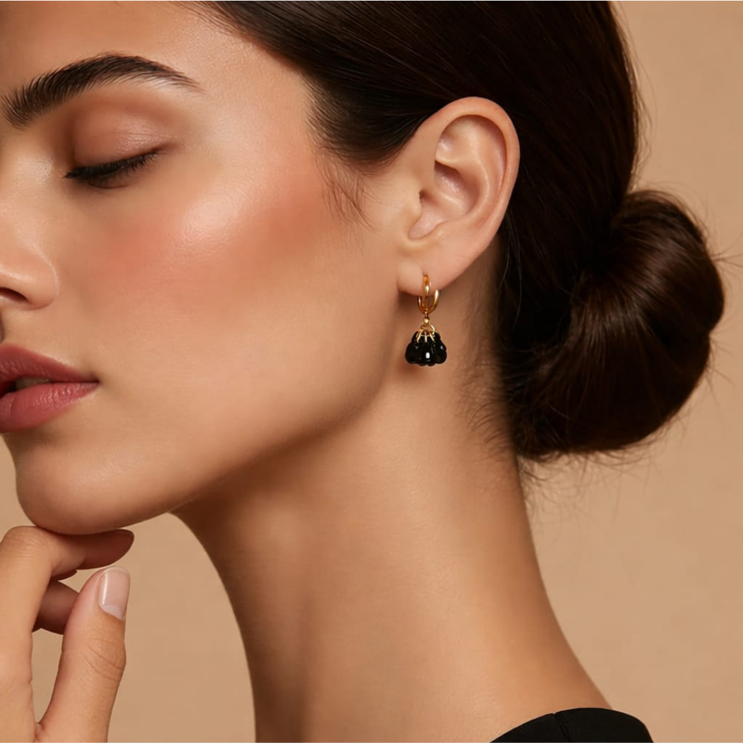 Pendientes de acero dorado con colgantes de cristal negro.