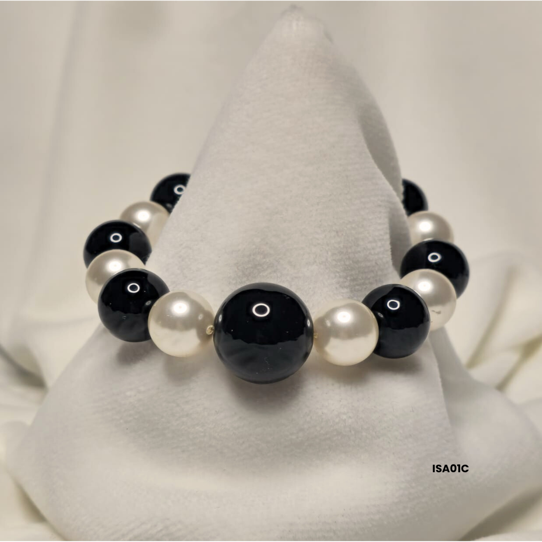 Bracelet with 12 mm white Swarovski pearls and natural black onyx stone