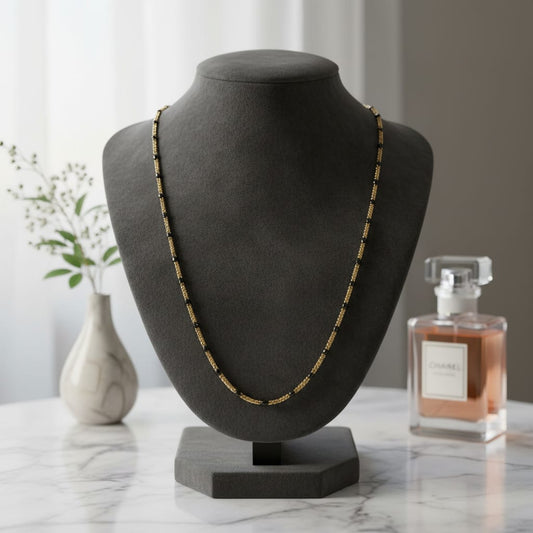 Collana in acciaio inossidabile placcato oro con piccole sfere smaltate nere – 40 cm