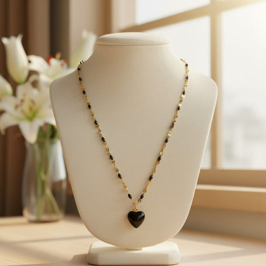 Collana con ciondolo a forma di cuore smaltato nero in acciaio inossidabile color oro