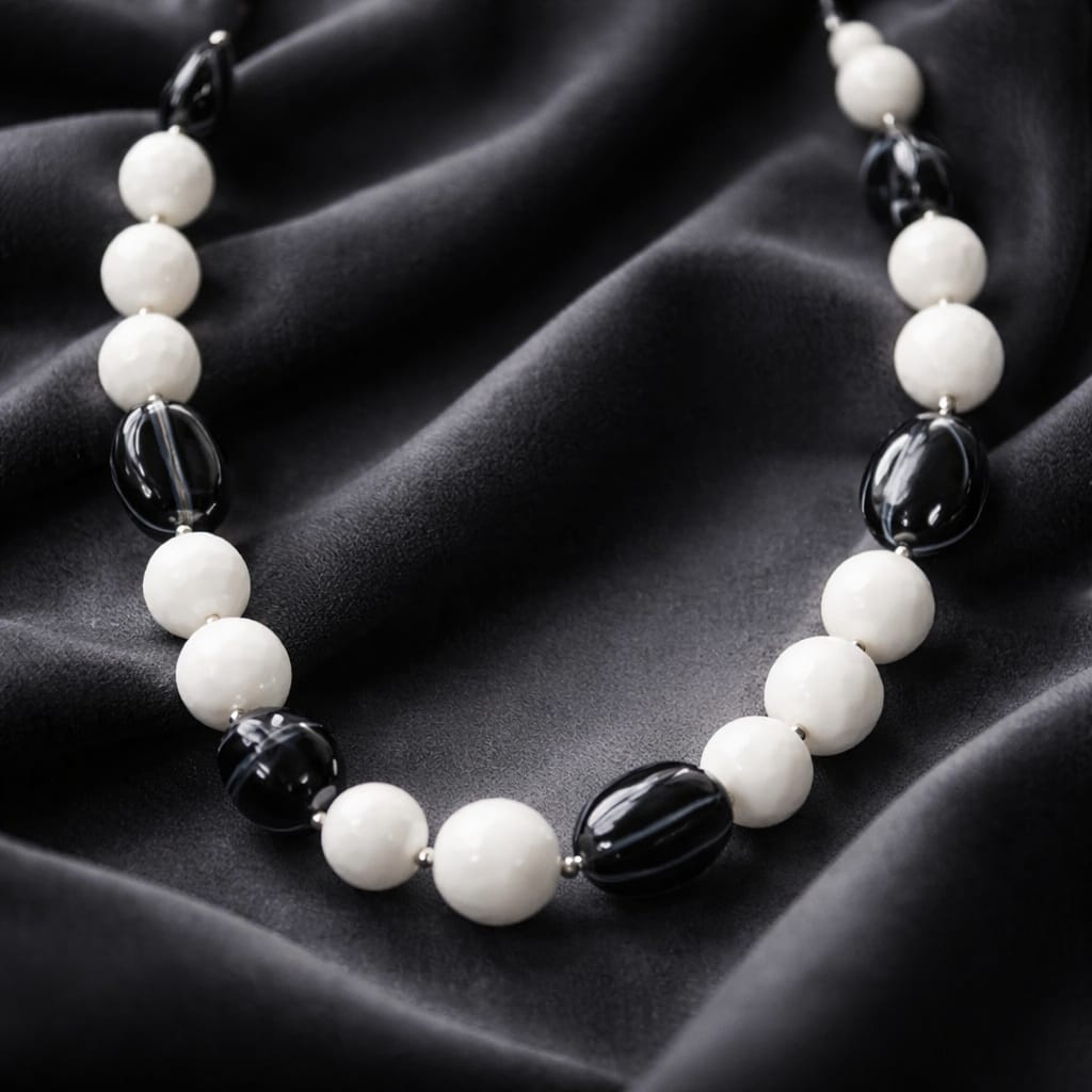 Gargantilla de concha de satén con óvalo de sardónice brasileño, cristales de Swarovski y plata de ley 925