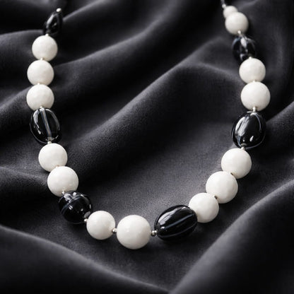 Gargantilla de concha de satén con óvalo de sardónice brasileño, cristales de Swarovski y plata de ley 925