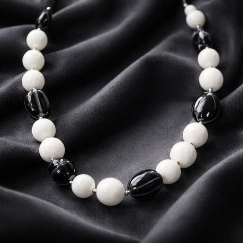 Gargantilla de concha de satén con óvalo de sardónice brasileño, cristales de Swarovski y plata de ley 925