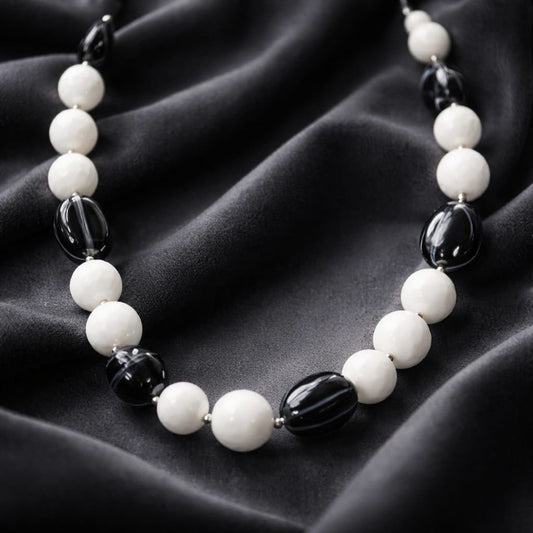 Choker in conchiglia satinata con ovale in sardonica brasiliana, cristalli Swarovski e argento sterling 925