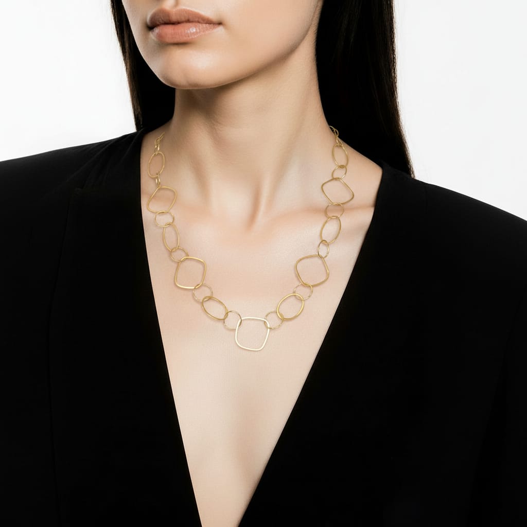 Collar de eslabones geométricos dorados