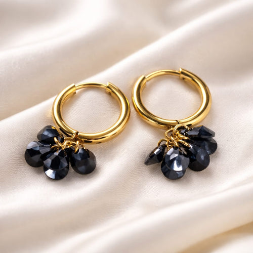 Pendientes de acero dorado con colgantes de cristal negro.